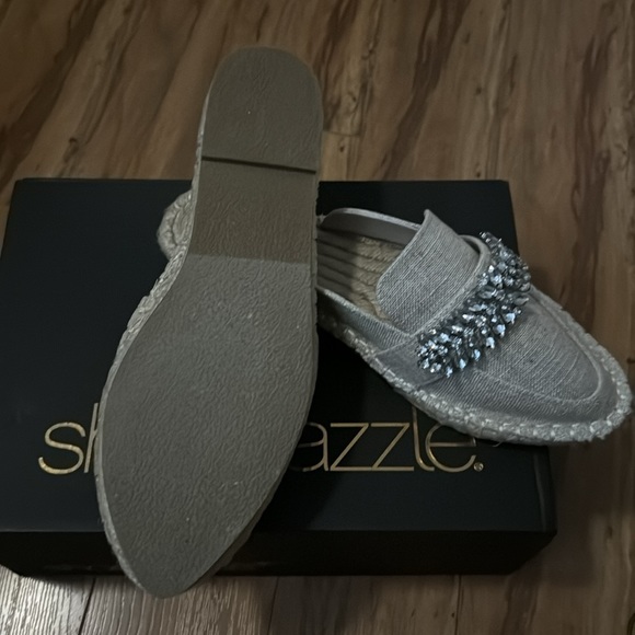 Daphney slip on flats with bling!! - Picture 2 of 3